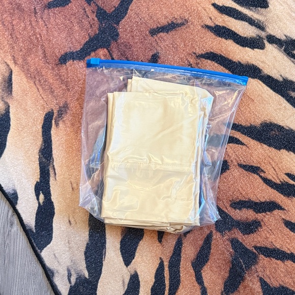 Lauren Ralph Lauren Cream Cotton pillowcases - Picture 8 of 8